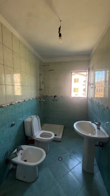 Tirane, jepet me qera apartament 1+1 Kati 5, 60 m² 400 € (PAZARI I RI)