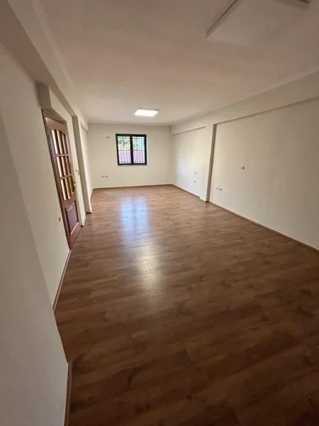 Tirane, jepet me qera zyre , 120 m² 1.200 € (Pazari i Ri)