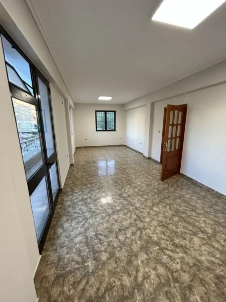 Tirane, jepet me qera zyre , 120 m² 1.200 € (Pazari i Ri)