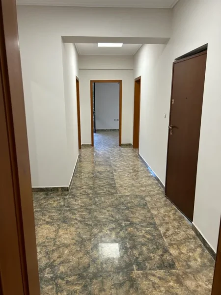 Tirane, jepet me qera zyre , 120 m² 1.200 € (Pazari i Ri)