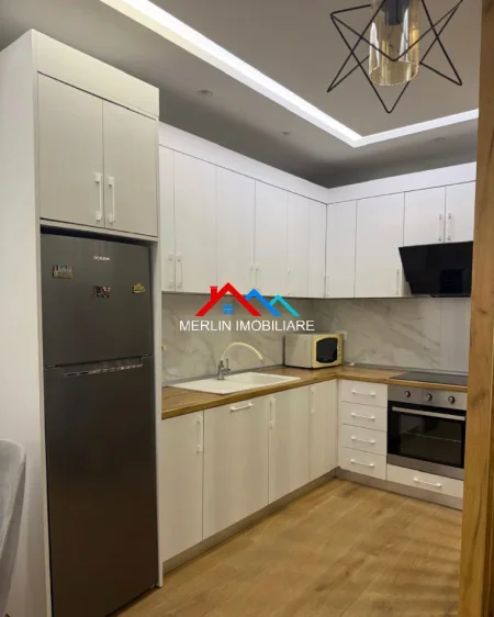 Tirane, jepet me qera apartament 2+1+Ballkon Kati 5, 108 m² 650 € (RRUGA STAVRI THEMELI,QENDRA GLOBE)