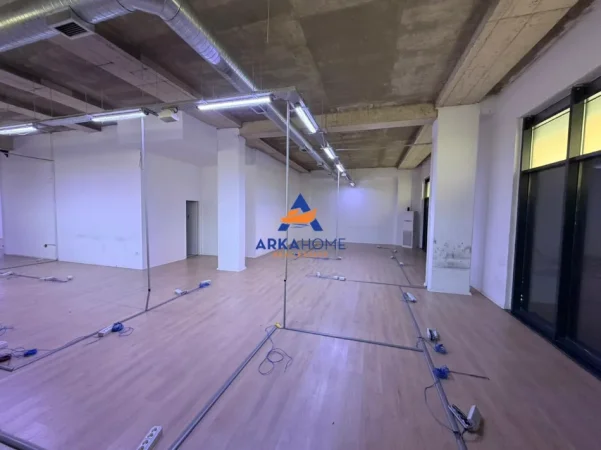 Tirane, jepet me qera ambjent biznesi Kati 0, 361 m² 5.700 € 