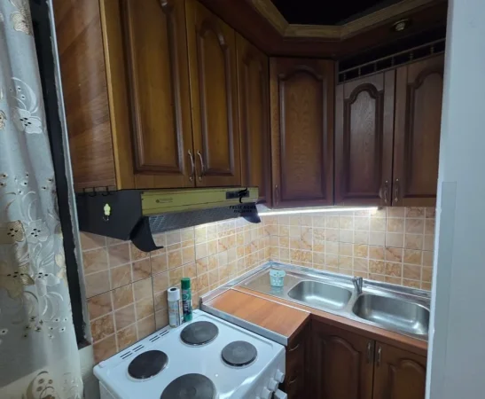 Tirane, jepet me qera apartament 1+1 Kati 4, 75 m² 400 € (VARRI BAMIT)