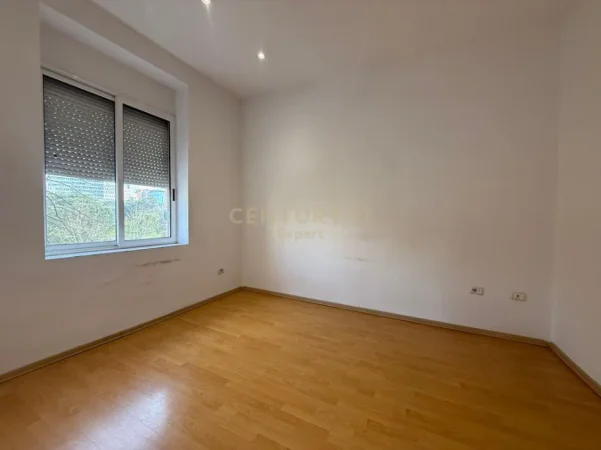 Tirane, jepet me qera zyre Kati 4, 95 m² 800 € (Qender Taivani Shallvare)