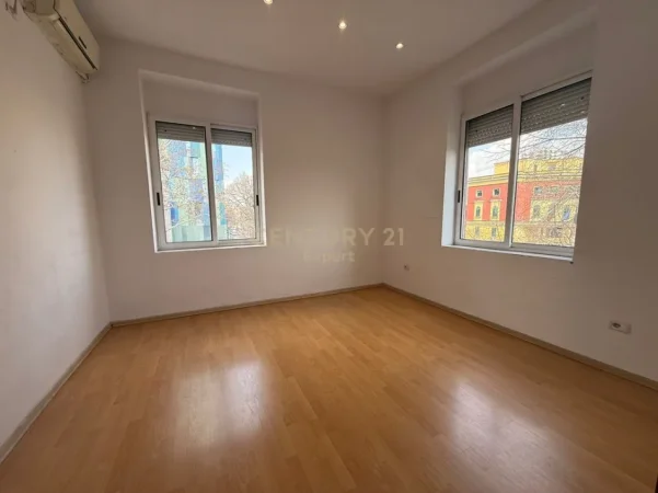 Tirane, jepet me qera zyre Kati 4, 95 m² 800 € (Qender Taivani Shallvare)