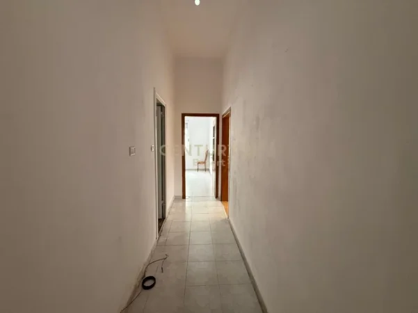 Tirane, jepet me qera zyre Kati 4, 95 m² 800 € (Qender Taivani Shallvare)