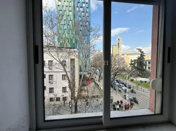 Tirane, jepet me qera zyre Kati 4, 95 m² 800 € (Qender Taivani Shallvare)