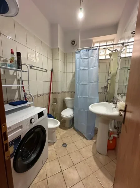 Tirane, jepet me qera Apartament 1+1 Kati 5, Mobiluar, Çmimi 55.000 Lekë të Reja, Rruga DURRËSIT -Tiranë