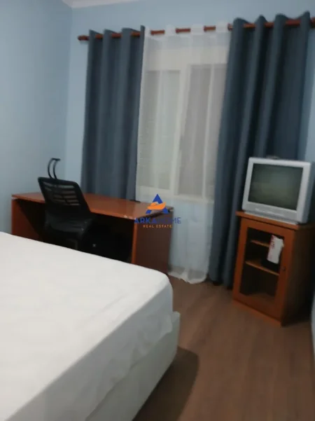 Tirane, jepet me qera apartament 2+1+Ballkon Kati 2, 80 m² 438 € 