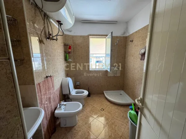 Tirane, shitet apartament 2+1+Ballkon Kati 5, 85 m² 140.000 € (Laprake prane KMY)