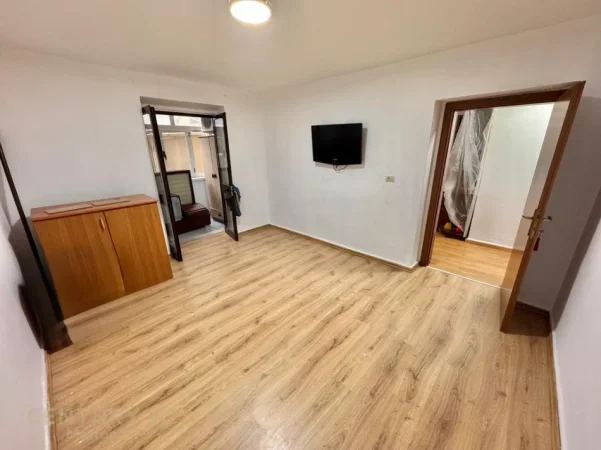 Tirane, jepet me qera zyre Kati 1, 70 m² 650 € (Rruga e Elbasanit 7 Xhuxhat)