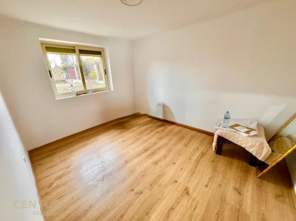Tirane, jepet me qera zyre Kati 1, 70 m² 650 € (Rruga e Elbasanit 7 Xhuxhat)