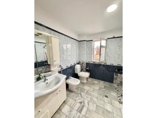 Tirane, jepet me qera zyre Kati 1, 70 m² 650 € (Rruga e Elbasanit 7 Xhuxhat)