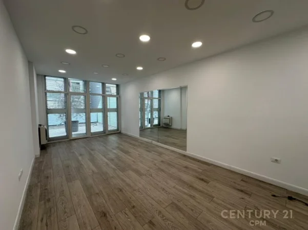 Tirane, jepet me qera ambjent biznesi Kati 1, 4.500 € (Komuna e Parisit)