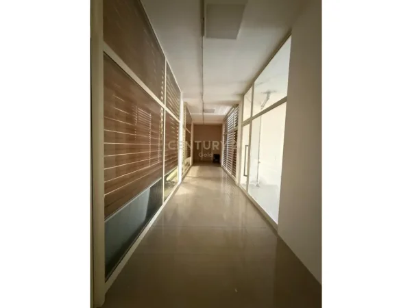 Tirane, jepet me qera ambjent biznesi Kati 0, 1.100 m² 8.000 € (Casa Oyalia)