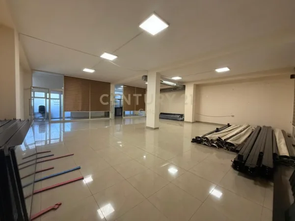 Tirane, jepet me qera ambjent biznesi Kati 0, 1.100 m² 8.000 € (Casa Oyalia)