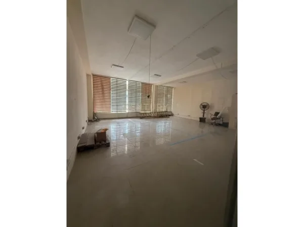 Tirane, jepet me qera ambjent biznesi Kati 0, 1.100 m² 8.000 € (Casa Oyalia)