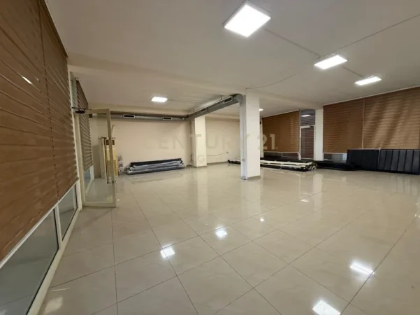 Tirane, jepet me qera ambjent biznesi Kati 0, 1.100 m² 8.000 € (Casa Oyalia)