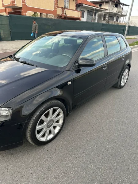 Tirane, shitet makine Shitet Audi A3 2 TDI Nafte Nafte, blu e errët manuale Kondicioner 18.999 km 3.400 €