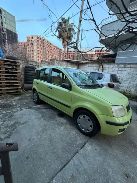 Tirane, shitet makine Shite Fiat Panda viti 2006 motor Nafte 1.3 Nafte, jeshile manuale Kondicioner 2.100 km 2.400 €