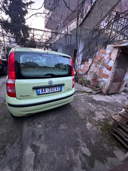 Tirane, shitet makine Shite Fiat Panda viti 2006 motor Nafte 1.3 Nafte, jeshile manuale Kondicioner 2.100 km 2.400 €