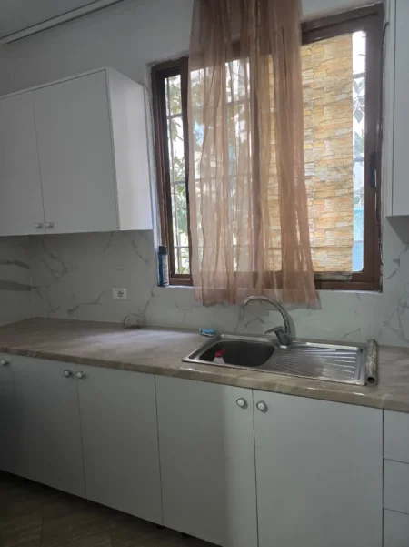 Tirane, jepet me qera apartament 1+1 Kati 2, 75 m² 340 € (Rruga 5 Maji)