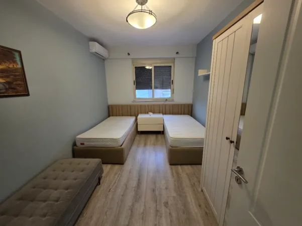 Tirane, shitet 3+1+Ballkon Kati 4, 135 m² (Rruga Reshit Petrela)