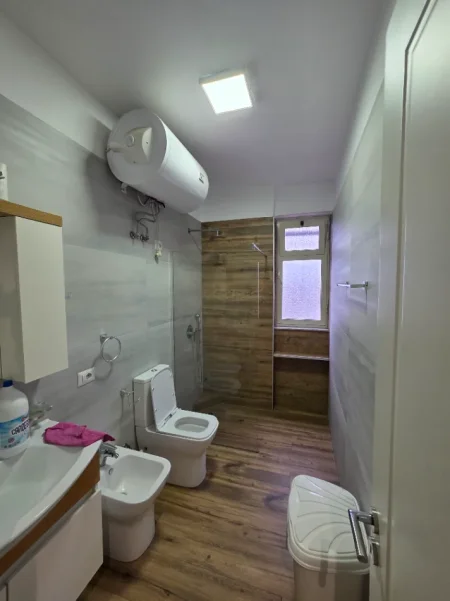 Tirane, shitet 3+1+Ballkon Kati 4, 135 m² (Rruga Reshit Petrela)
