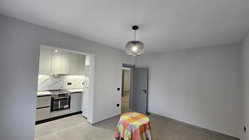 Tirane, jepet me qera apartament 3+1 Kati 4, 86 m² 700 €