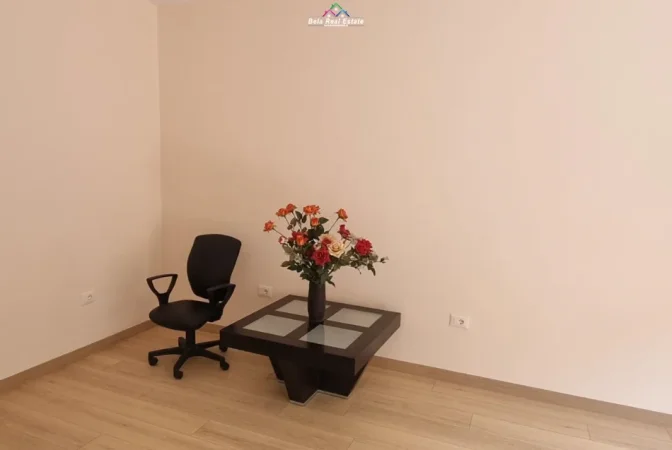 Tirane, jepet me qera zyre Kati 2, 55 m² 850 € (prane Lebon Tirana)