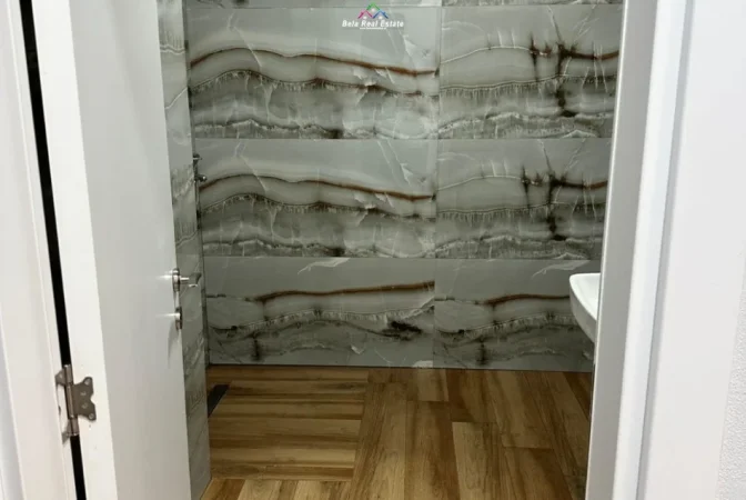 Tirane, jepet me qera apartament 1+1+Ballkon Kati 8, 75 m² 520 € (piceri Basil)