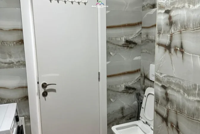 Tirane, jepet me qera apartament 1+1+Ballkon Kati 8, 75 m² 520 € (piceri Basil)