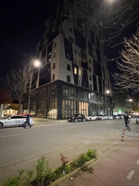 Tirane, jepet me qera zyre , 68 m² 700 € (Rruga Barrikadave)