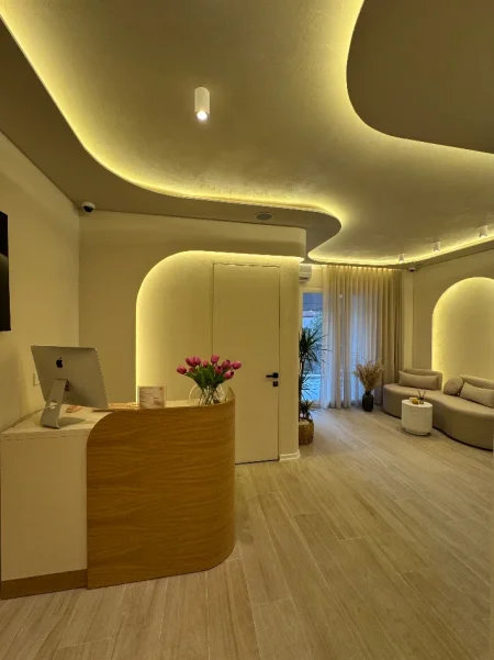 Tirane, jepet me qera ambjent biznesi Kati 3, 250 € (Kompleksi Vind, sa kalon fushen)