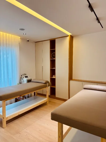 Tirane, jepet me qera ambjent biznesi Kati 3, 250 € (Kompleksi Vind, sa kalon fushen)