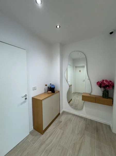 Tirane, jepet me qera ambjent biznesi Kati 3, 250 € (Kompleksi Vind, sa kalon fushen)