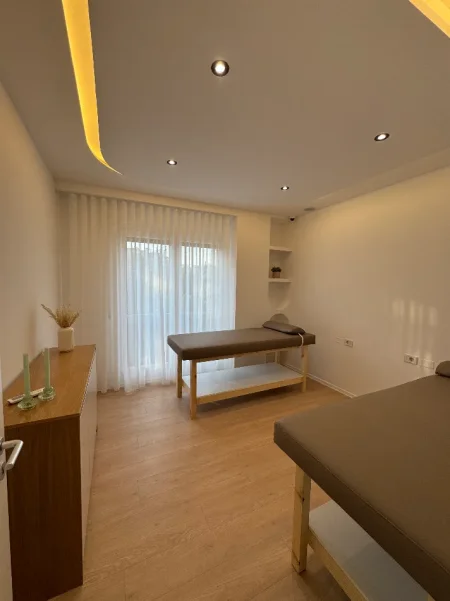 Tirane, jepet me qera ambjent biznesi Kati 3, 250 € (Kompleksi Vind, sa kalon fushen)