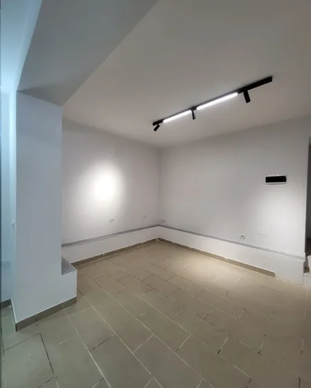 Tirane, jepet me qera ambjent biznesi Kati 0, 30 m² 400 € (Rruga Siri Kodra)