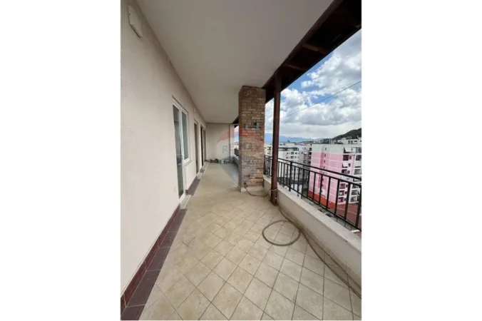 Tirane, jepet me qera apartament 2+1 , 127 m² 350 € 