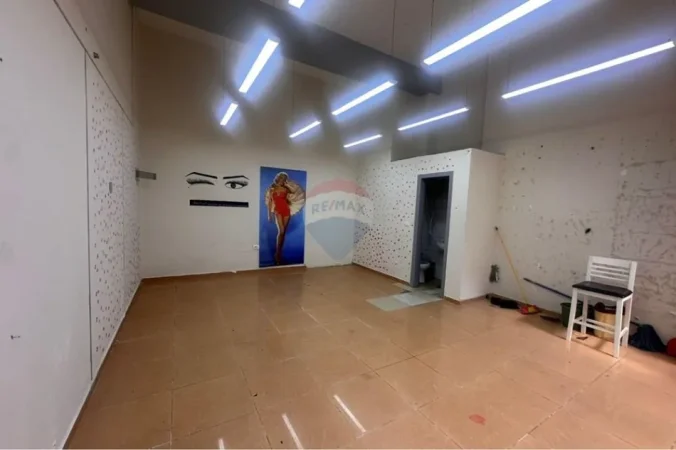 Tirane, jepet me qera dyqan , 33 m² 400 € 
