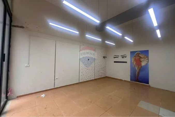 Tirane, jepet me qera dyqan , 33 m² 400 € 