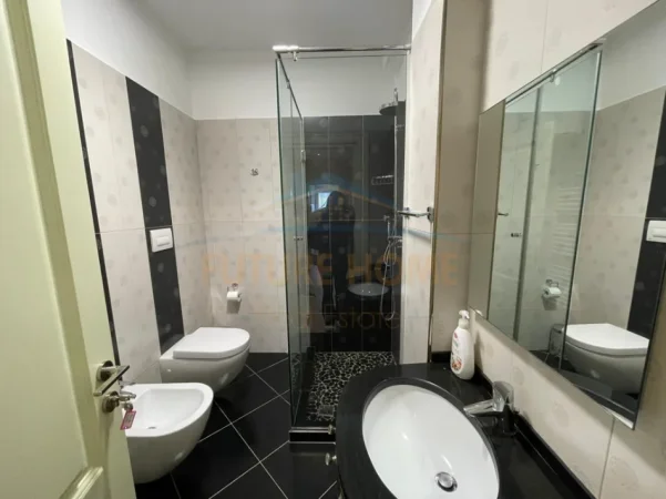 Tirane, jepet me qera apartament 3+1+Ballkon Kati 6, 112 m² 1.000 € (Liqeni i Thate)