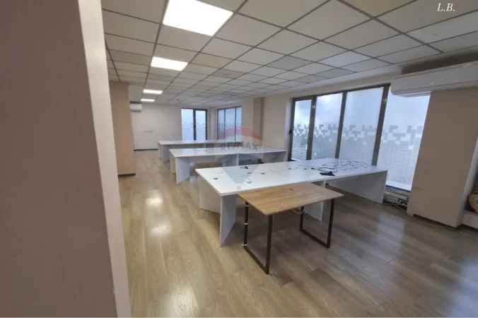 Tirane, jepet me qera zyre , 288 m² 3.400 € 