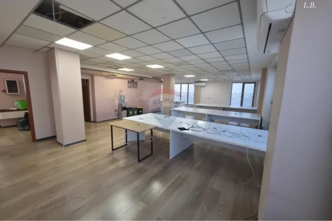 Tirane, jepet me qera zyre , 288 m² 3.400 € 