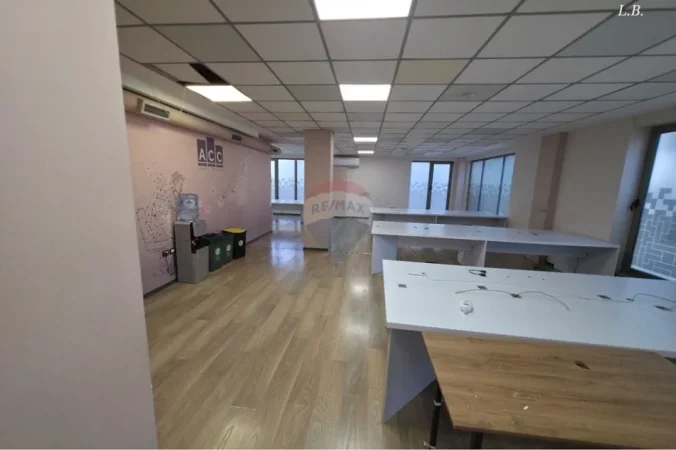 Tirane, jepet me qera zyre , 288 m² 3.400 € 