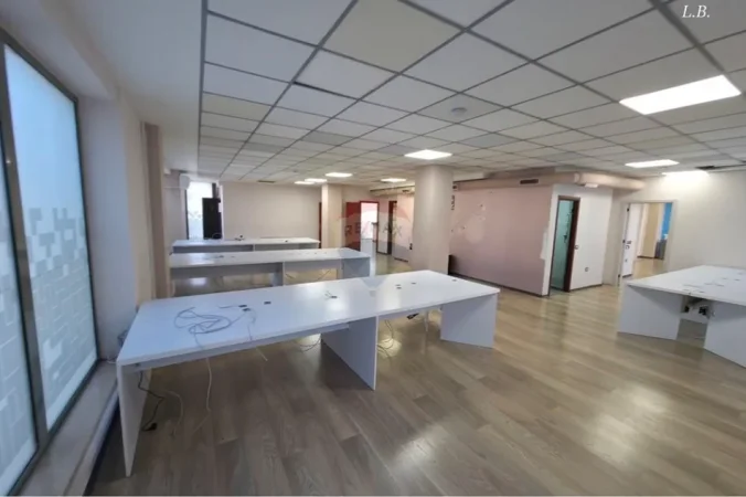 Tirane, jepet me qera zyre , 288 m² 3.400 € 