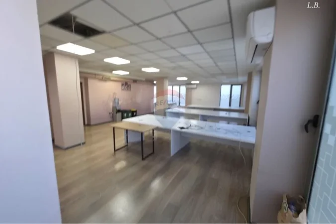 Tirane, jepet me qera zyre , 288 m² 3.400 € 