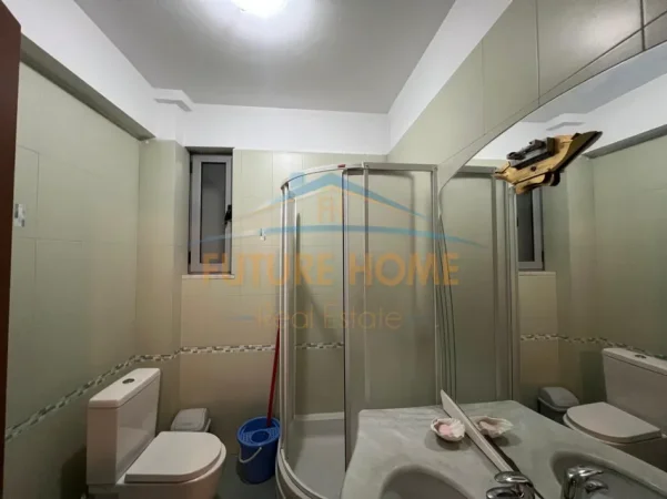 Tirane, jepet me qera apartament 2+1+Ballkon Kati 5, 95 m² 800 € (Stadiumi Dinamo)