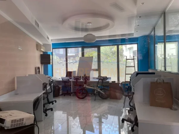 Tirane, jepet me qera ambjent biznesi Kati 0, 80 m² 900 € (Selvia)
