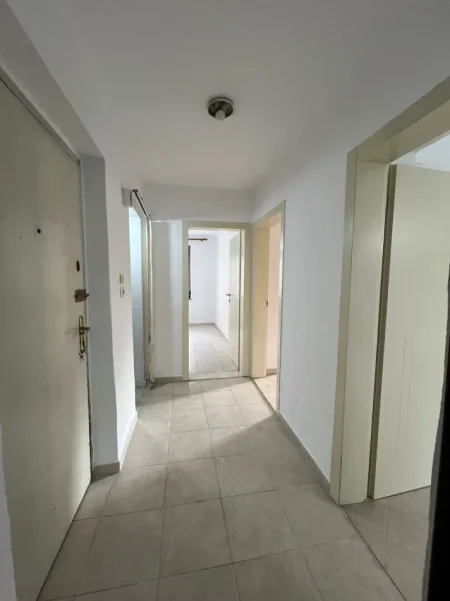 Tirane, jepet me qera zyre Kati 1, 80 m² 850 € (21 Dhjetori)